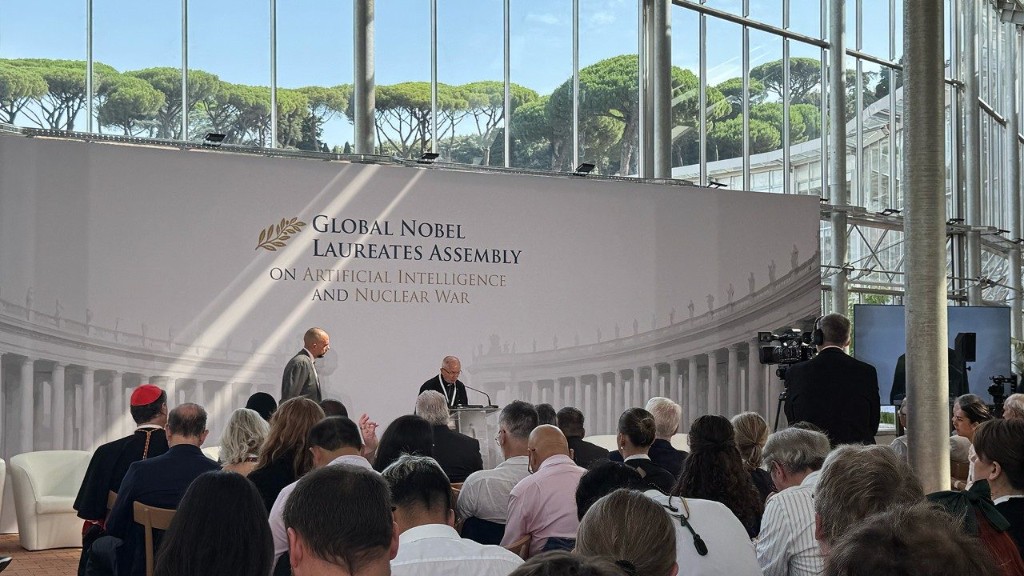 Premi Nobel ed esperti discutono di guerra nucleare e IA al Borgo Laudato Si'